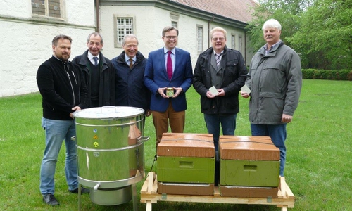 Maik Meinecke (Abt. 3.5 – Veterinärwesen/2. Vorsitzender Imkerverein Meinersen sowie Kreisimkerverein Gifhorn), Otto Friedrich (2. Vorsitzender Kreisimkerverein Gifhorn), Dr. Mario Ruppert (Abteilungsleitung 3.5 – Veterinärwesen), Landrat Herr Dr. Andreas Ebel, Torben Meyer (Bienenseuchenwart) und Thomas Manske (Bienenseuchenwart) (v. li.). Foto: Landkreis Gifhorn