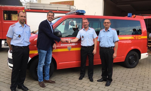 Strahlende Gesichter bei der Übergabe. Foto: Feuerwehr