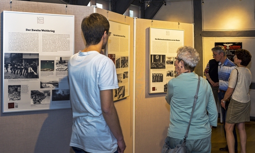 Interessierte Gäste am Eröffnungstag (22.4.2018) in den Sonderausstellungsräumen des Hoffmann-von-Fallersleben-Museum. Foto: Historische Museen Wolfsburg / Peter Riewaldt