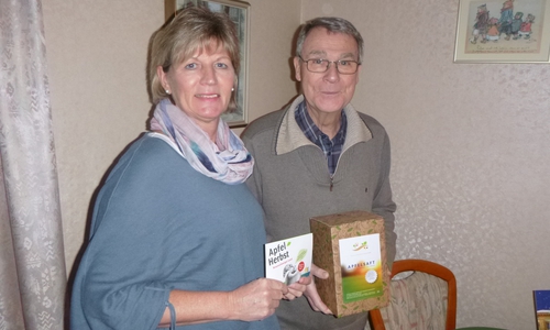 irgit Heyroth überreicht den Preis an Herrn Hupfer.