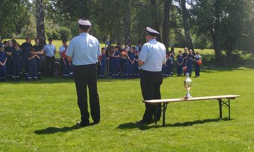 Gemeindejugendfeuerwehrwart Matthias Klein (rechts) und stellv. Gemeindebrandmeister Ralf Sprang links bei der Siegerehrung

Foto: Feuerwehr Groß Brunsrode