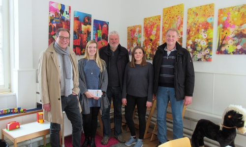 Prof. Dr. Ulrich Engelhardt (Humanitas), Susanne Penzler (Stadtteiltreff), Harald Mikat (Humanitas), Jana Umlauft (Stadtteiltreff), Roger Röttger (Leiter des Familien- und Kinder-Servicebüro des Landkreises) (v. li.). Foto: Verein Humanitas