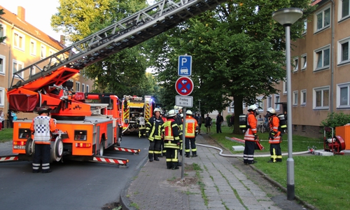 Nachdem bereits drei Personen durch ein Fenster ins Freie gelangt waren, mussten die anderen Mieter mit einer Drehleiter gerettet werden. Foto: R. Karliczek