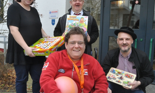 BU: Vanessa Goltz (links), Michael Sievert und Daniela Kohnert (vorne)
sammeln mit David Höft (rechts) Spielzeug für Flüchtlingskinder. Foto: Lebenshilfe
