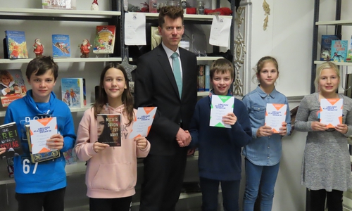 Schulleiter Oliver Behn mit dem Schulsieger Linus Griebel und den übrigen Klassensiegern.
Foto: Gymnasium im Schloss
