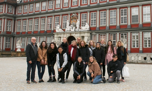 Die Besuchergruppe aus Belgien vor dem Schloss Wolfenbüttel. Foto: Jürgen Kumlehn