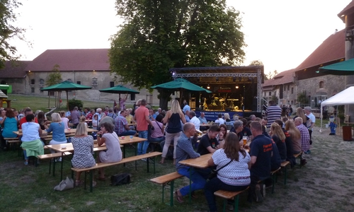 Schon am frühen Abend waren die Bänke im Hof des Rittergutes anlässlich der Jubiläumsfeier der Jugendfeuerwehr Erkerode gut gefüllt. Foto: Jens Henschel    