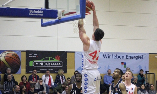 Ole Angerstein stopft den Ball durch die Reuse. Foto: Rayk Maschauer