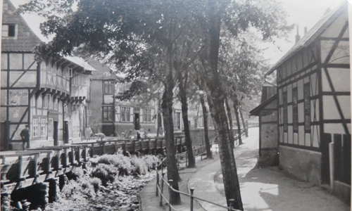  Das historische Foto aus dem Stadtarchiv Goslar zeigt, dass das Mühlengerenne früher auf Steinstützen stand.