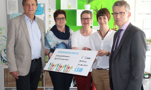 Rüdiger Bekmann, Kerstin Wilde und Dr. Frank Kästner überreichen Jasmin Hinze (2.v.r.) und Sozialpädagogin Dagmar Alphei die Rest-Cent-Spende des LSW-Hilfsfonds. Foto: LSW