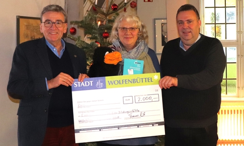 Thomas Pink übergibt den Scheck an Ute Klinge und Probst Dieter Schultz-Seitz. Foto: Julia Seidel