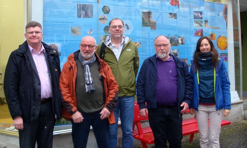 Bürgermeister Alexander Hoppe, Kreisgruppenvorsitzender NABU Reinhard Wagner, Geschäftsstellenleiter Naturpark Elm Lappwald Ulrich Scheithauer, Kreisgruppenvorsitzender BUND Thomas Keller, Ökologische NABU-Station Aller/Oker Marieke Neßmann. Foto: Stadt Königslutter