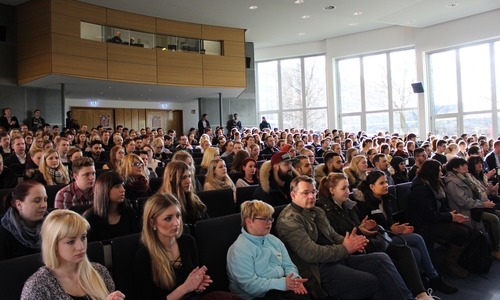 Voll besetzte Aula bei der Begrüßung der neuen Studenten. Foto: Max Förster
