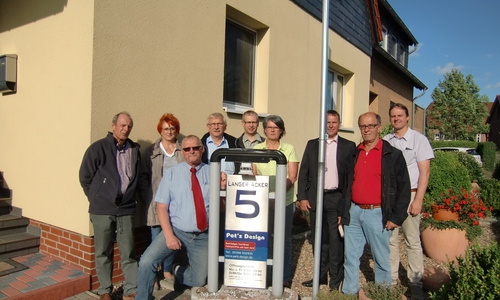 SPD-Fraktion zu Besuch bei der Firma Pet´s Design. Von links: Klaus Dieter Fischer, Ute Baars, Burkhard Wittberg, Joachim Eichenlaub, Markus Rischbieter, Petra Richter, Dr. Peter Abromowoski, Harald Koch und Bürgermeister Detlef Kaatz.  Foto: Privat
