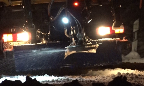 Autos rutschen den Hügel runter, Lastwagen schaffen es gar nicht erst hinauf. Im Harz herrscht derzeit absolutes Winterchaos. Fotos/Videos: Aktuell24(DC)