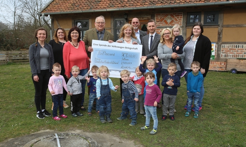 Volkswagen Belegschaftsspende von 5.000 Euro an den Kinderschutzbund Gifhorn für das Jugendhaus übergeben: (am Scheck, v.l.) Heidi Dudel (roter Pullover), Gunter Wachholz, Claudia Klement, Andreas Hoppenbrink und Björn Hennings mit Kindern aus dem Spielkreis und ihren Betreuerinnen. Foto: Volkswagen / Michael Uhmeyer.