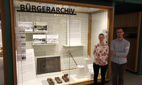 Erarbeitet wurde die neue Ausstellung im Bürger Archiv von Sandy Bruer (Restauratorin in Ausbildung) und Sebastian Mönnich (wissenschaftlicher Volontär). Foto: Museum Wolfenbüttel