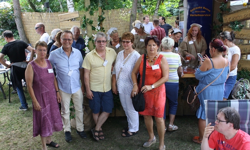 Die Vorstandsmitglieder des Helmstedter Lebenshilfe-Vereins beim Rundgang an der Cocktailbar (von links): Gisela Förster, Peter Habermann, Rainer Loos, Ilona Junker und Cornelia Kozik. Fotos: Lebenshilfe