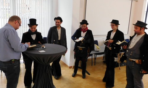 Machten Station im Rathaus: Goldie Frd. Goldschmiedin, Leo Frd. Tischler, Josa Frd. Schlosser, Sophia Frd. Freireisende Tischlerin und Torben Frd. Freier Elektriker. Foto: Gemeinde Lehre