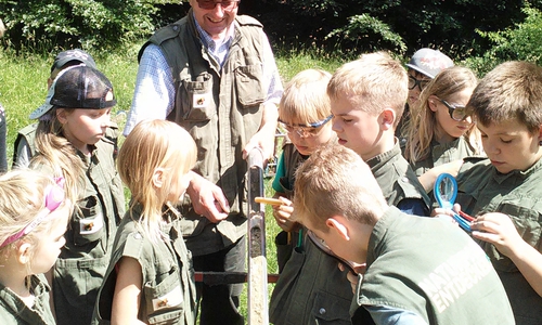 Schüler erleben eine spannende Zeitreise in die  geologische Vergangenheit des Naturparks  Elm-Lappwald: Christian Böttrich vom Naturpark Elm-Lappwald mit dem geborgenen Bohrkern und den interessierten Zuschauern. Foto: privat 
