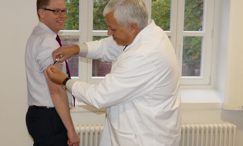 Am 25. Oktober kann man sich über die Grippe informieren und auch dagegen impfen lassen. Landrat Dr. Andreas Ebel lässt sich von Amtsarzt Josef Kraft gegen Grippe impfen. Foto: Landkreis Gifhorn
