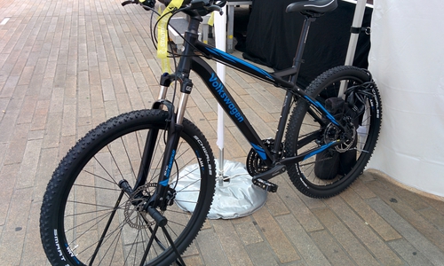 Einer der zahlreichen Preise, die unter allen aktiven TeilnehmerInnen beim STADTRADELN verlost werden: Ein hochwertiges Mountainbike von Volkswagen. Foto: Stadt Wolfsburg.