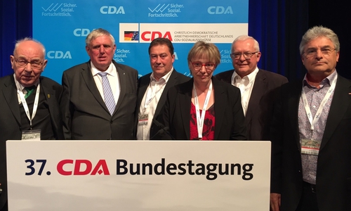 Die Wolfenbütteler Delegierten mit dem CDA-Bundesvorsitzenden Karl-Josef Laumann (v.li.: Dieter Lorenz, Karl-Josef Laumann, Uwe Lagosky, Stephanie Steckhahn, Klaus Hantelmann, Herbert Theissen). Foto: CDA
