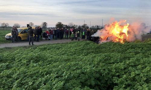 Mahnfeuer in Adenstedt: Landwirtschaft wird vermehrt nur noch als Gefahr angesehen und nicht mehr als das, was sie ist, nämlich der Teil der Wirtschaft, der für gesunde, nachhaltige Lebensmittel sorgt und auf den man auch in einem Industrieland nicht verzichten kann. Deshalb ist das Klima in vielen landwirtschaftlichen Familien im Augenblick verunsichert und frustriert. Foto: Niedersächsisches Landvolk Braunschweiger Land e. V.