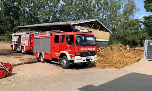 Die Löscharbeiten dauern an. Fotos: Feuerwehr