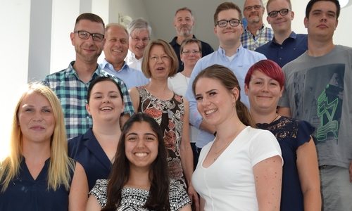 Die erfolgreichen Auszubildenden und ihre Ausbilder

Foto: Landkreis Helmstedt