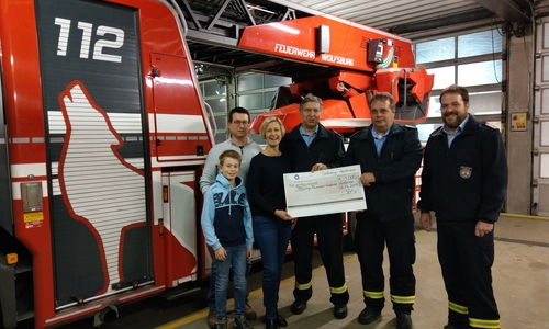 Familie Straßburg bei der Feuerwehr zur Scheckübergabe. Foto: Feuerwehr