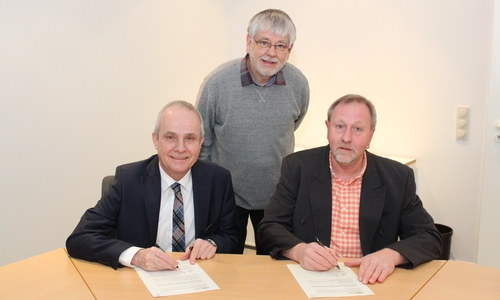 Landrat Thomas Brych, Gesamtpersonalratsvorsitzender Frank Hehlgans sowie Schwerbehindertenbeauftragter Michael Ellebracht (v. links) sind sich einig, dass der Abschluss der neuen Inklusionsvereinbarung ein wichtiger Schritt in die richtige Richtung für die Kreisverwaltung ist. Foto: Landkreis Goslar