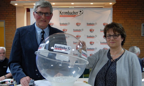 Friedrich Gehrke und Losfee Jutta Nicks vom TuS Seershausen/Ohof. Foto: Bärensprung/NFV Kreis GF