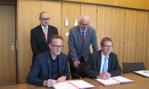 Stadt und NEULAND Wohnungsgesellschaft bei der Vertragsunterzeichnung. Von links sitzend: Hans-Dieter Brand (Geschäftsführer NEULAND), Oberbürgermeister Klaus Mohrs; von links stehend: Christian Teigeler (Stadt Wolfsburg - Stadtplanung), Erster Stadtrat Werner Borcherding. Foto: Stadt Wolfsburg