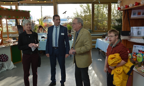 Der Weihnachtsmarkt findet trotz der Anschläge statt. Somit soll ein Zeichen der Menschlichkeit gegen die Unmenschlichkeit gesetzt werden. Bei der Eröffnung durch (von links) Landrätin Christiana Steinbrügge, Lebenhilfe-Geschäftsführer Bernd Schauder und Vereinsvorsitzender Klaus Bätcke. Foto: Lebenshilfe 