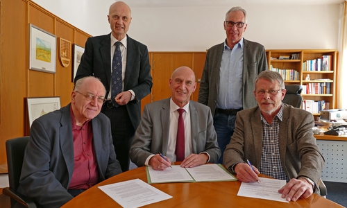 Landrat Franz Einhaus und KSB-Vorsitzender Wilhelm Laaf unterzeichneten am Dienstag die Kooperationsvereinbarung zwischen Kreisvolkshochschule und Kreissportbund. Foto: Landkreis Peine