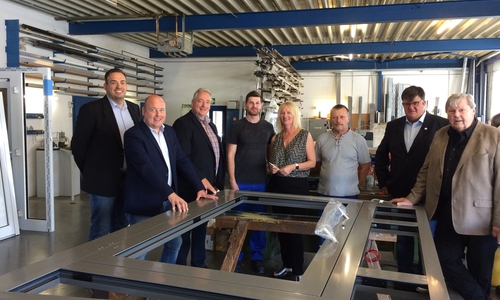 Von links: Tilo Geipel, Holger Bormann, Frank Oesterhelweg, Johannes Deisling, Sabine Bünger-Bolz, Nikolay Sarizki, Wolfgang Ulrich und Heinz Dieter Eßmann bei Fenster Technik B+W. Fotos: CDU