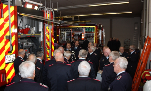 Die Feuerwehr-Senioren begutachten die neuen Fahrzeuge. Foto: Feuerwehr Goslar