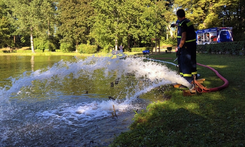 Das THW belüftet das Gewässer. Fotos: Stadt Wolfenbüttel/RAE