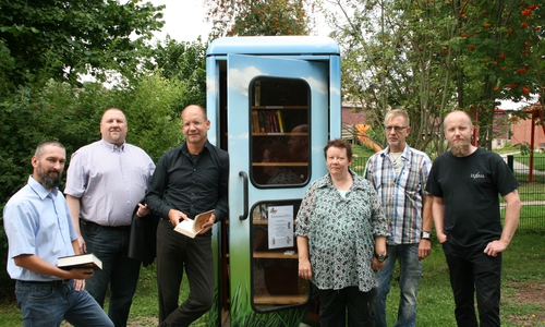 Mitglieder der SPD-Fraktion Winnigstedt stehen vor der Bücherzelle in Winnigstedt. Foto: Privat 
