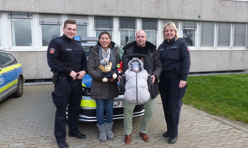 Familie Piscitello eingerahmt vom Vorsfelder Streifenteam. Foto: Polizei