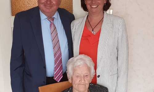 Auch Bürgermeister Karl-Heinz Mühe und deren Stellvertreterin Andrea Föniger gratulierten der Jubilarin Elisabeth Rosenthal zum 100. Geburtstag.
Foto: Andrea Föniger