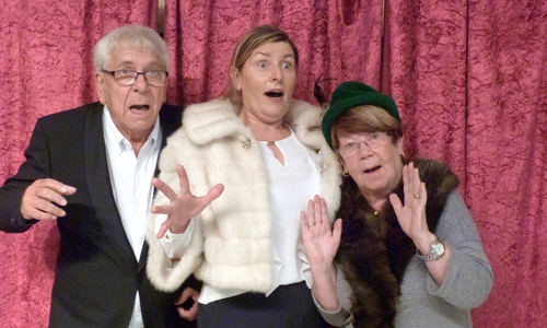 Die Theatergruppe SET zeigt das Stück "Ungeladene Gäste oder Die feine englische Art, mit Einbrechern fertig zu werden". Foto: MGH