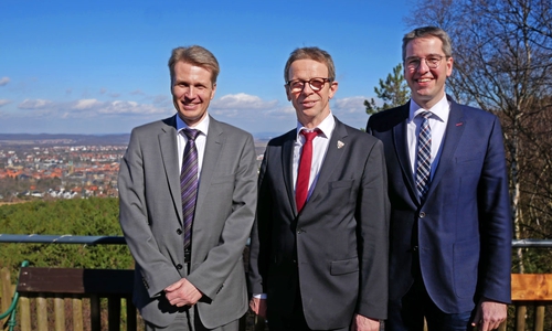 Dr. Jan Arning (Hauptgeschäftsführer Niedersächsischer Städtetag), Klaus Mohrs (Vorsitzender Oberbürgermeisterkonferenz) und Dr. Oliver Junk (Oberbürgermeister Goslar). Foto: Alexander Panknin
