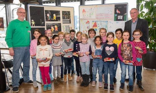 Geschäftsführer Gerhard Schmidt (li.) und stellvertretender Vorsitzender Axel Gummert mit den Gewinnerkindern. Fotos: Tanja Bischoff