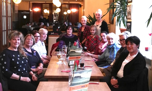 Die Frauen Union mit Gästen: Maritta Stahlmann (vorne rechts), hinten stehend Andrea Peter (r.) und links daneben Sandra Guttermann mit Emma. Fotos: Frauen Union