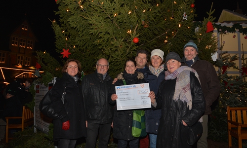 Vor der Freundschaftstanne auf dem Wolfenbütteler Weihnachtsmarkt fand die Scheckübergabe statt (von links): Elke Thomas, Uwe Gallert, Kerstin und Thorsten Gruß, Conny Murza, Dagmar Ammon und Thomas Murza. Foto: privat