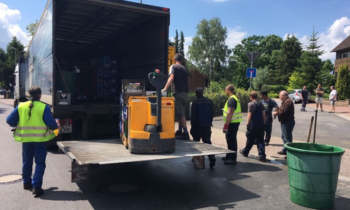 Der Getränkelaster hatte in einer Kurve fast die komplette Ladung verloren. Fotos/Video: aktuell24 (BM)