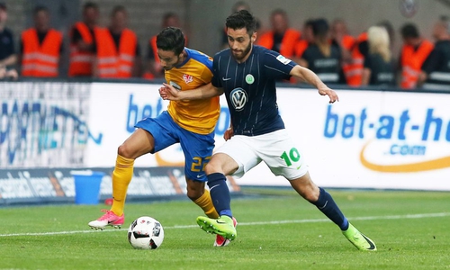 Unglaublich verbissen: Salim Khelifi (Eintracht Braunschweig) und Yunus Malli (VfL Wolfsburg). Fotos: Agentur Hübner