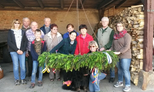Fleißige Helfer mit dem frisch gebundenen Maikranz. Foto: CDU